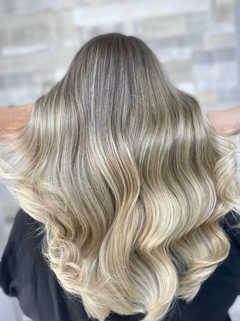 Blond în valuri
